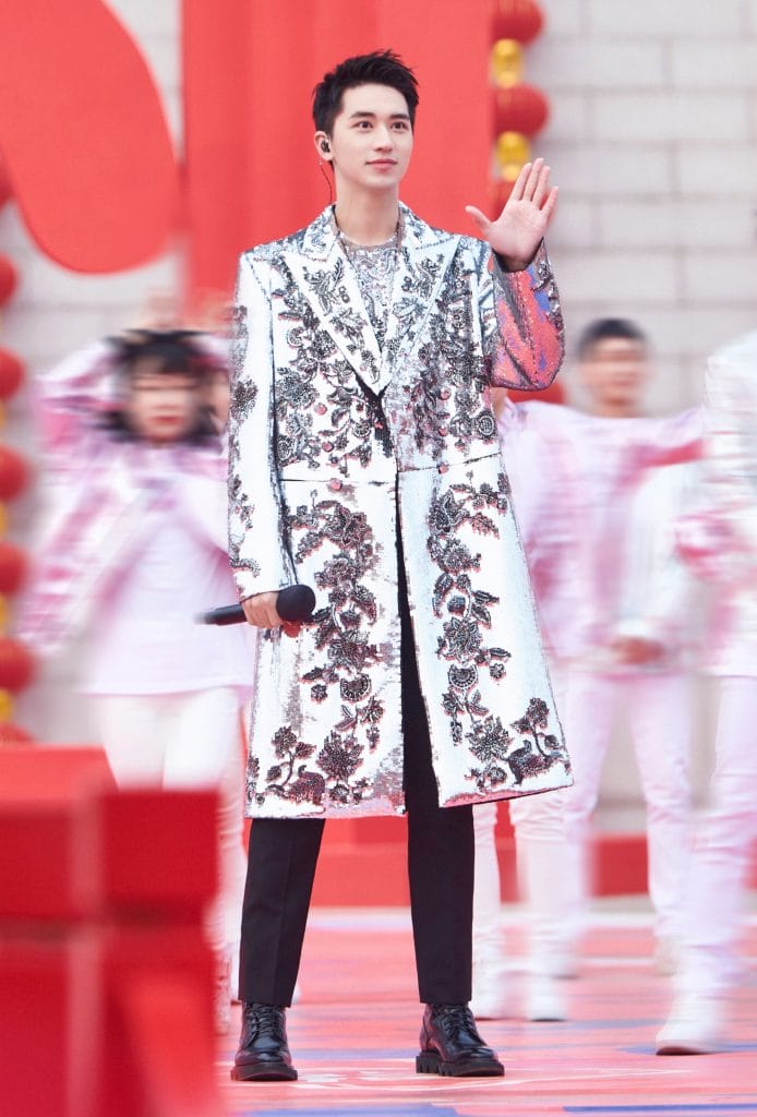 Timmy Xu 許魏洲　巨大タペストリー　THE TIMET 時刻 Artiste Timmy Xu (许魏洲 @timmyxu is wearing couture outfit by