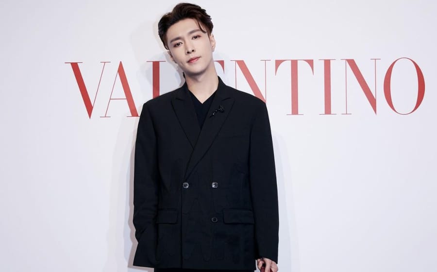 #ManCrushMonday — Lay Zhang Brings the Black Suit Trend Back #ManCrushMonday — Lay Zhang Brings the Black Suit Trend Back