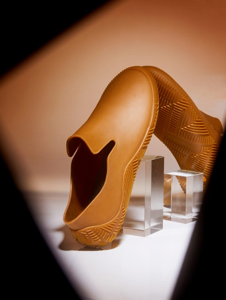 The Bottega Veneta Salon 01 Accessories Climber rubber slip-on shoes Glance Out of The Dark