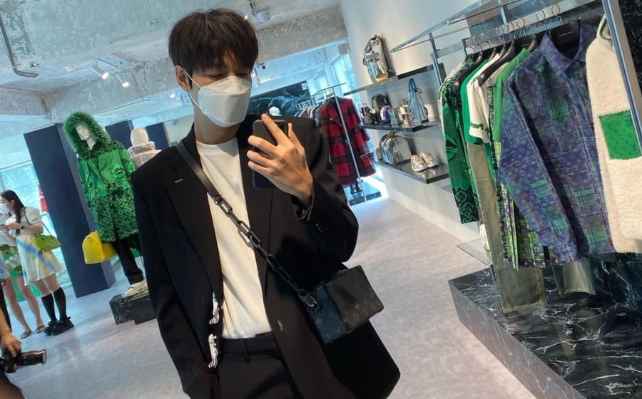 #ManCrushMonday — Lee Minho Takes A Selfie Just Like Us #ManCrushMonday — Lee Minho Takes A Selfie Just Like Us