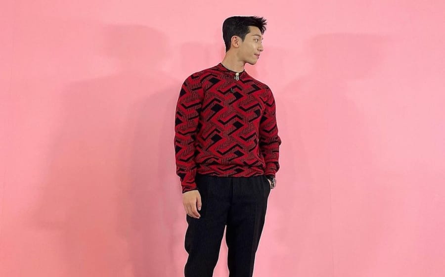 #ManCrushMonday — Wi Ha Jun Experiments With a Retro Graphic Sweater #ManCrushMonday — Wi Ha Jun Experiments With a Retro Graphic Sweater